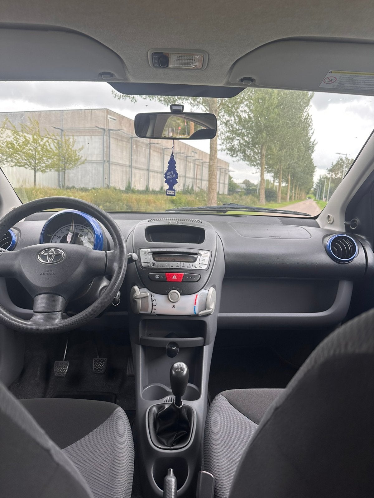Foto 8 van Toyota Aygo 1.0 | Donker blauw | 5 Deurs | NAP | Zuinig