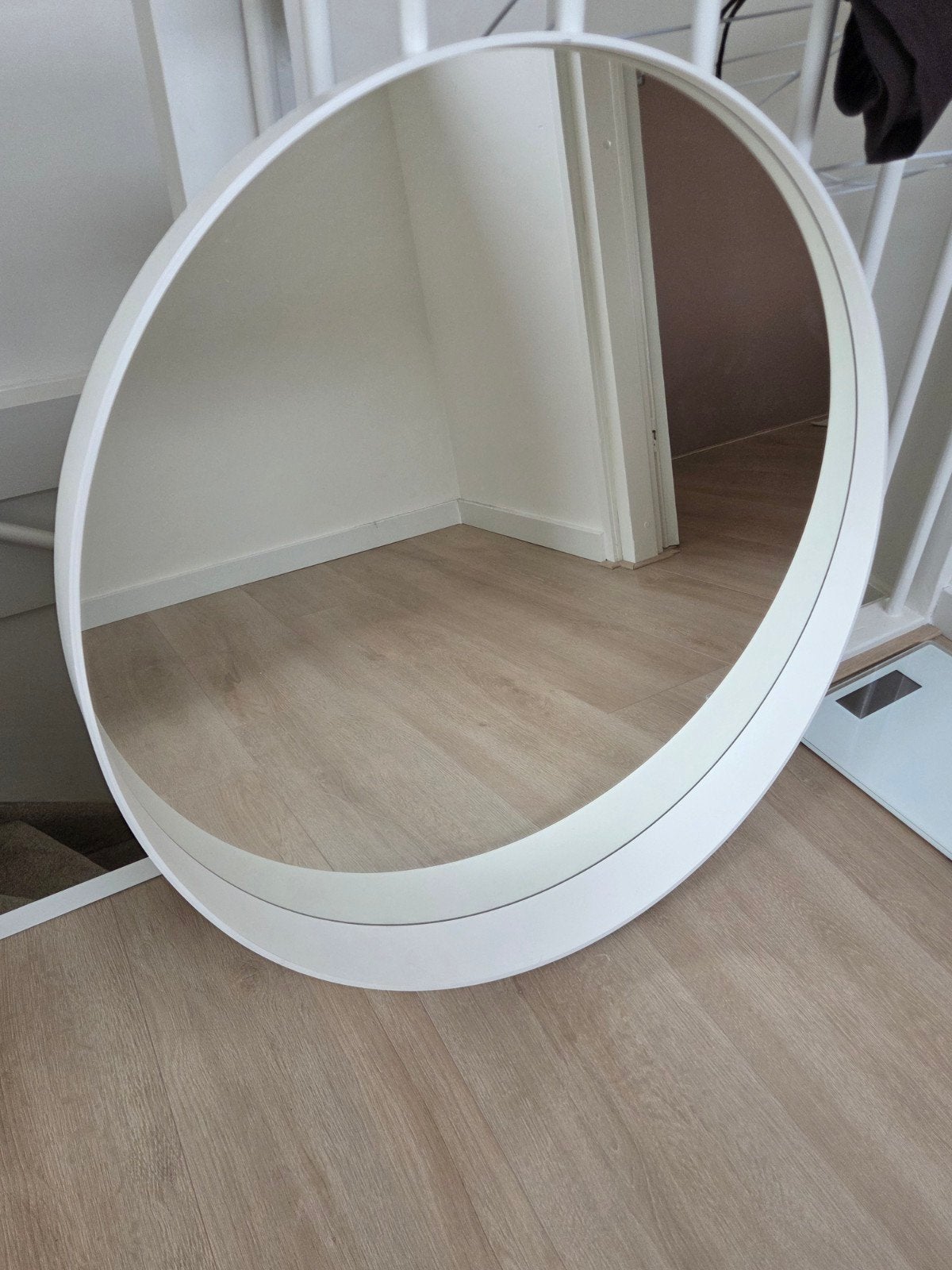 Grote ronde spiegel met witte lijst, Huis en Inrichting, Woonaccessoires | Spiegels, Ophalen, Zo goed als nieuw, Rond, 75 tot 100 cm