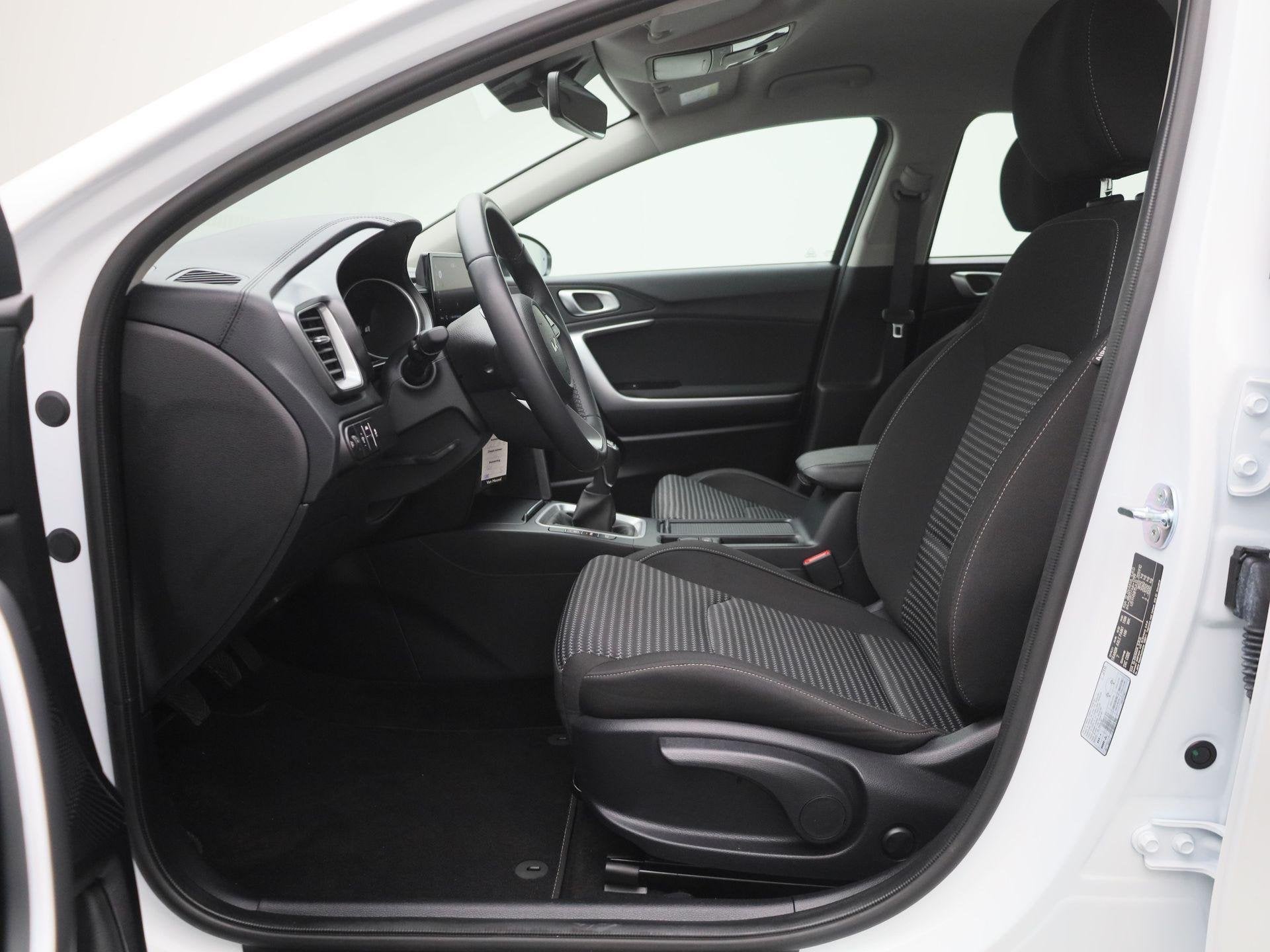 Kia Ceed Sportswagon 1.5 T-GDi DynamicLine | * GRATIS TREKHA, Auto's, Stof, Gebruikt, 610 kg, Wit