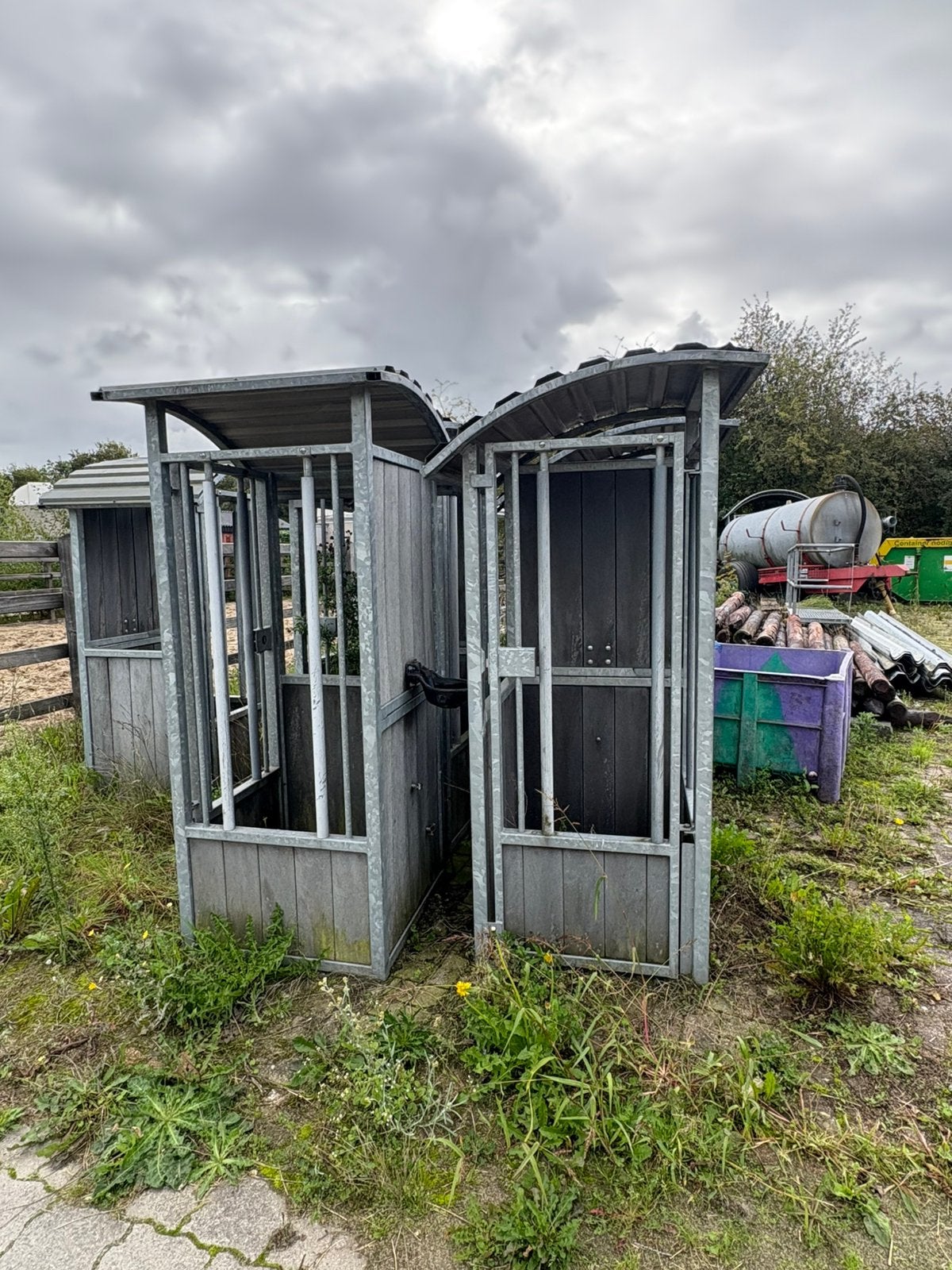 Grote professionele hooiruif / paardenruif met dak, Opfok, 4 paarden of pony's of meer