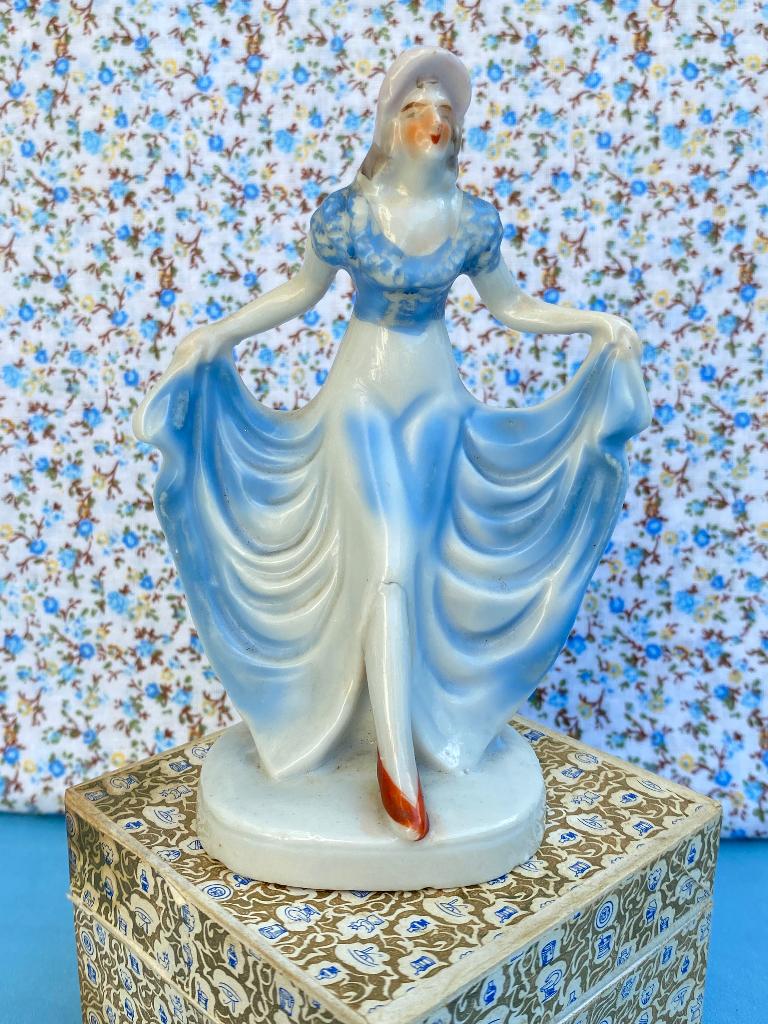 Art deco beeldje, dame blauwe jurk & bonnet, porselein, 1920, Ophalen of Verzenden
