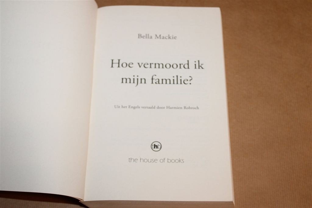 Hoe Vermoord ik mijn Familie? — Bella Mackie, Thriller 2023, Ophalen of Verzenden, Zo goed als nieuw