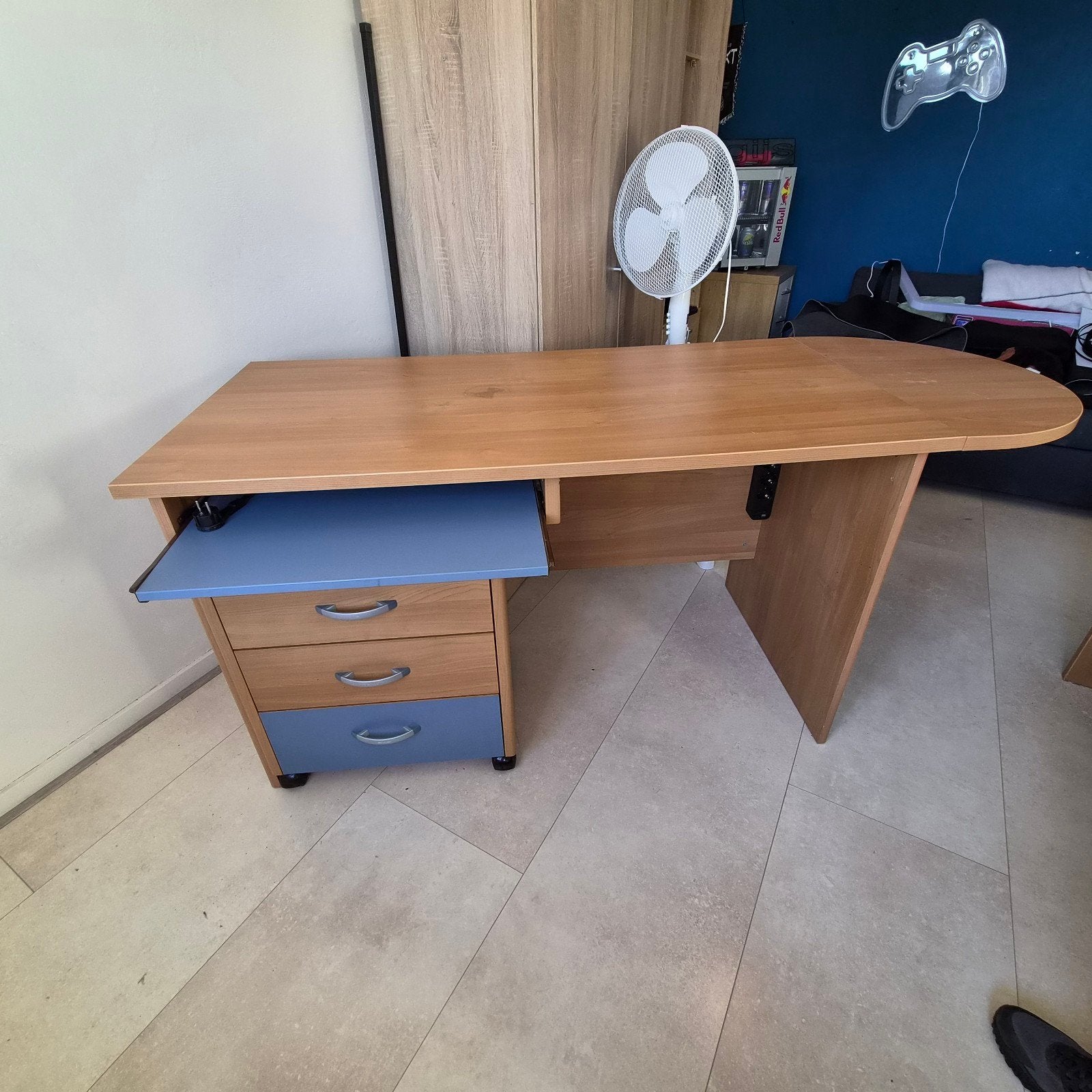 Houten bureau met lades en uitschuifbaar toetsenbordblad, Gebruikt, Stopcontact, Hout, Bruin