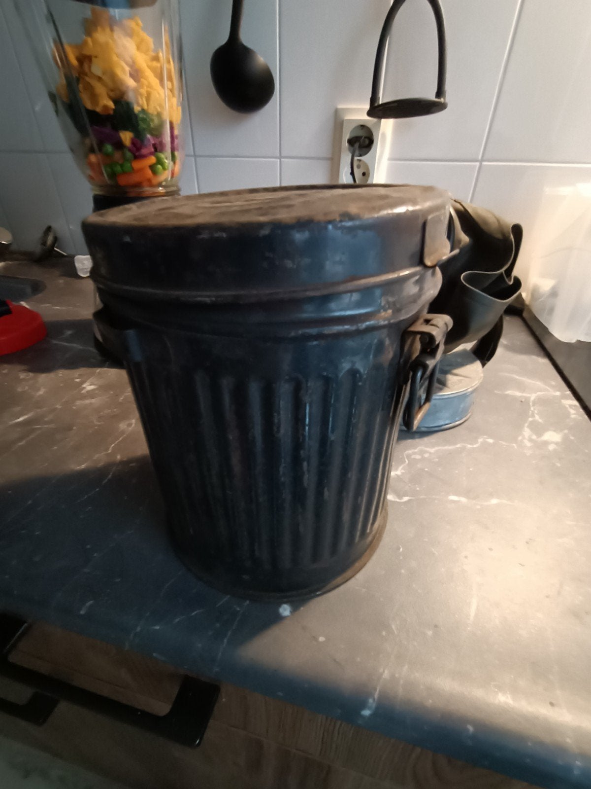 Luftschutz gasmaskerbus met masker duits ww2, Ophalen of Verzenden, Duitsland