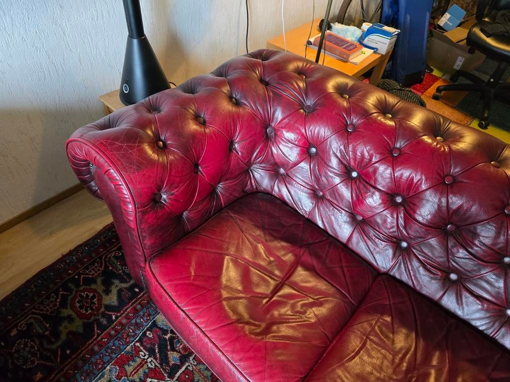 Driezits rode Chesterfield bank - Goede staat, Huis en Inrichting, Banken | Bankstellen, Ophalen, Gebruikt, Driepersoons, Rechte bank