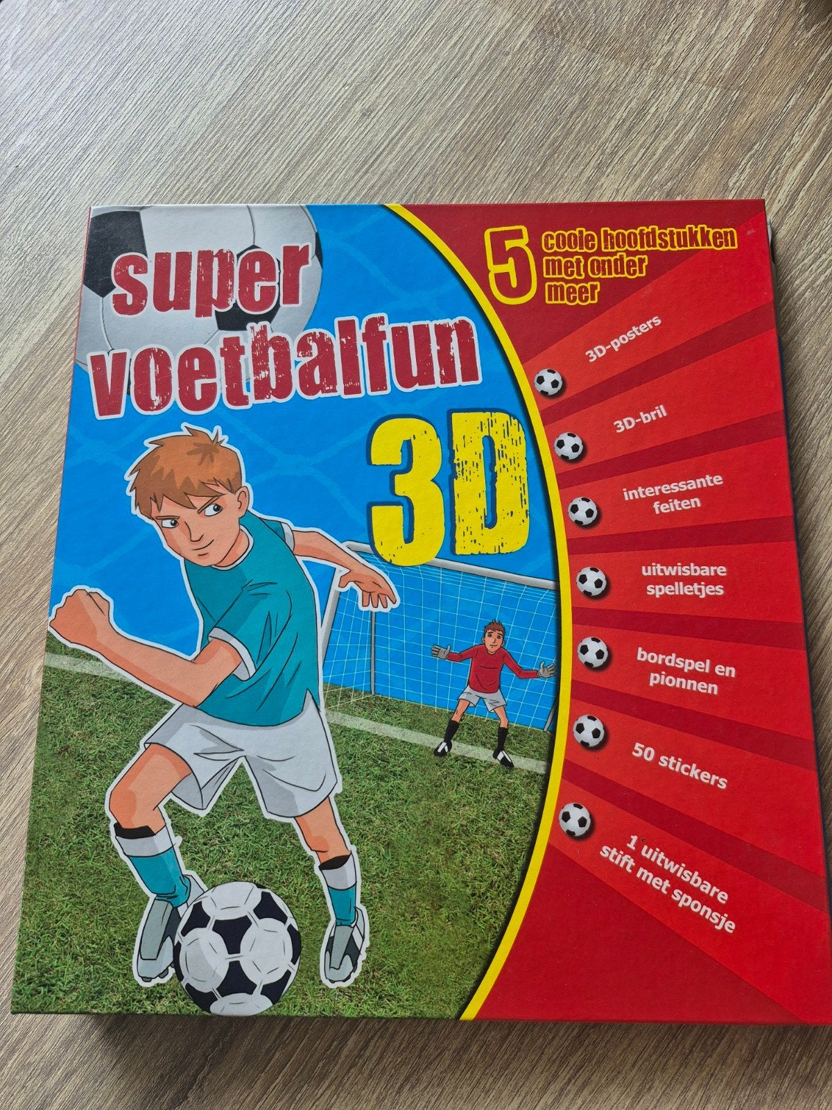 Super Voetbalfun 3D Boek met Spelletjes en Stickers, Boeken, Ophalen of Verzenden, Zo goed als nieuw