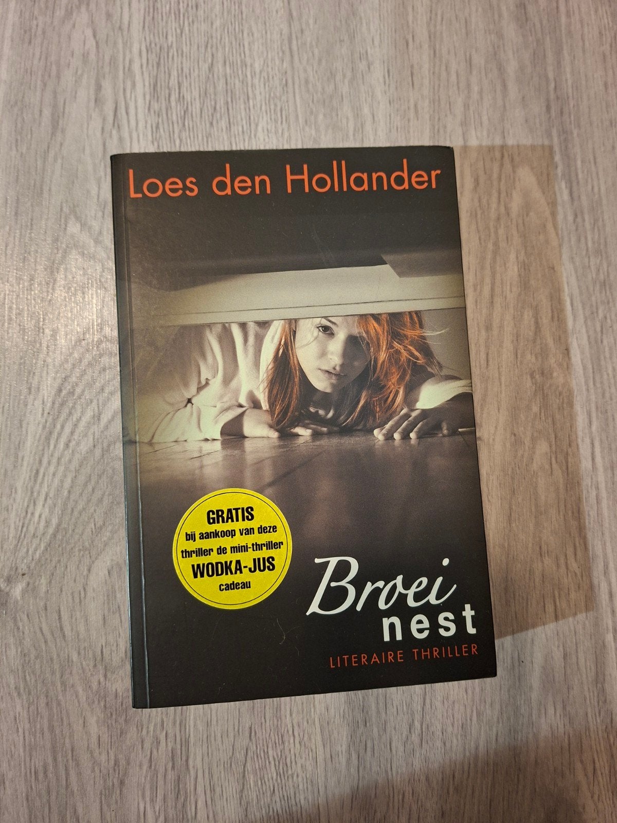 Loes den Hollander - Broeinest (Literaire thriller), Boeken, Ophalen of Verzenden, Zo goed als nieuw, Loes den Hollander