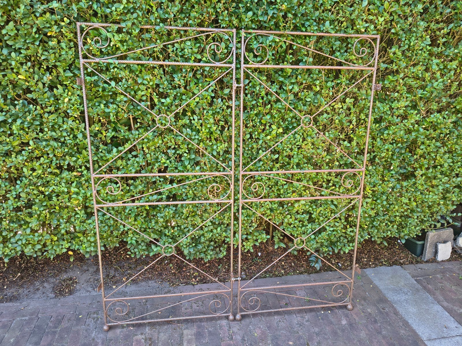 Decoratief smeedijzeren hekwerk / tuinscherm (2 stuks), Ophalen, Gebruikt, IJzer, Sierhekwerk