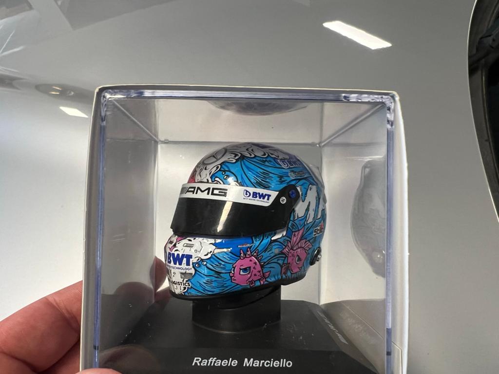 Spark Raffaele Marciello Helm 1:5 Winner Spa 24H 2022, Verzamelen, Automerken, Motoren en Formule 1, Ophalen of Verzenden, Zo goed als nieuw