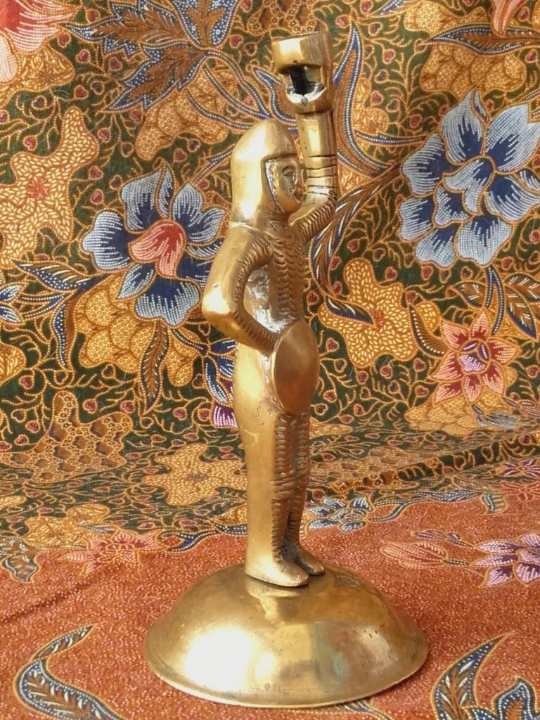 Antieke bronzen kandelaar uit Engeland als een ridder 18 cm., Ophalen of Verzenden, Koper of Brons