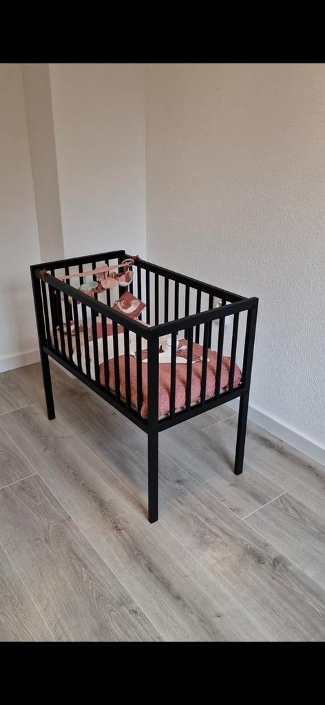 Zwarte Wieg MDF & Beukenhout - Luxe Uitstraling, Kinderen en Baby's, Babywiegjes en Ledikanten, Ophalen, Zo goed als nieuw, Wieg