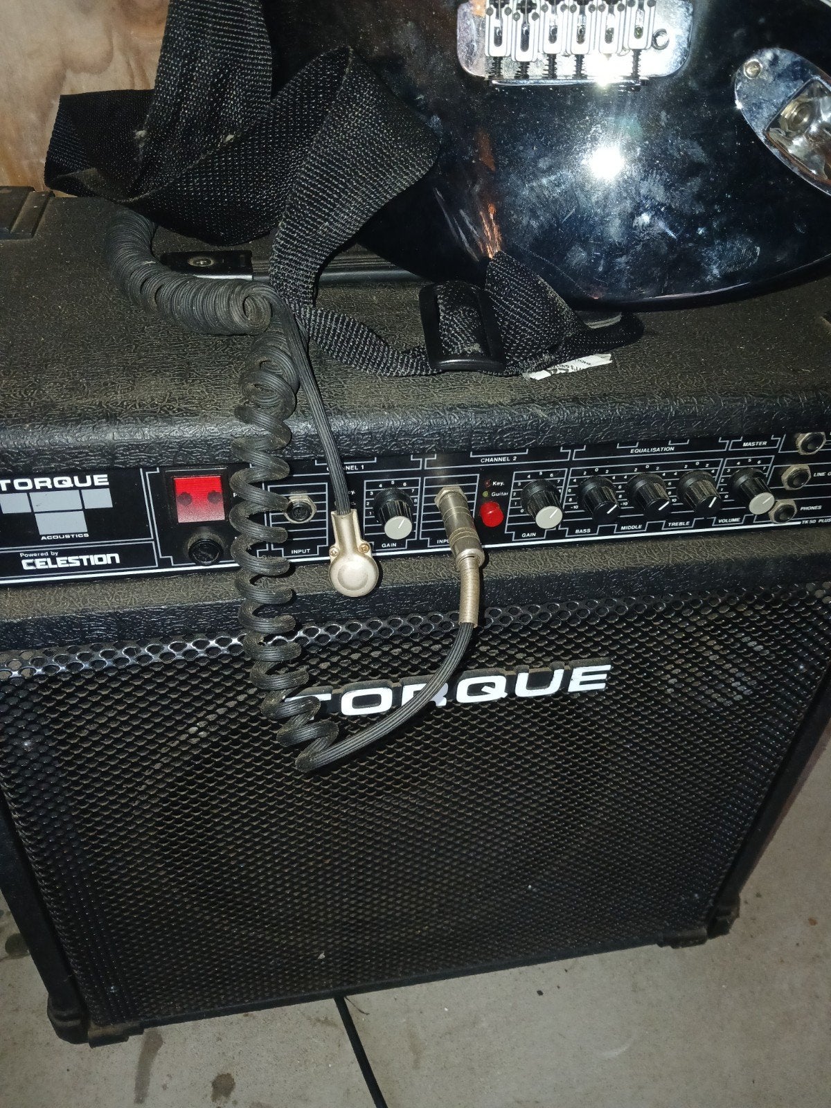Elektrische gitaar met versterker en hoes, Muziek en Instrumenten, Gebruikt, Met versterker, Solid body, Ophalen
