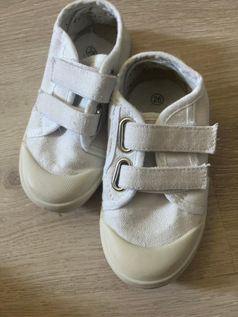 Witte klittenbandschoenen maat 26. Nu 2,-, Kinderen en Baby's, Kinderkleding | Schoenen en Sokken, Ophalen of Verzenden, Zo goed als nieuw