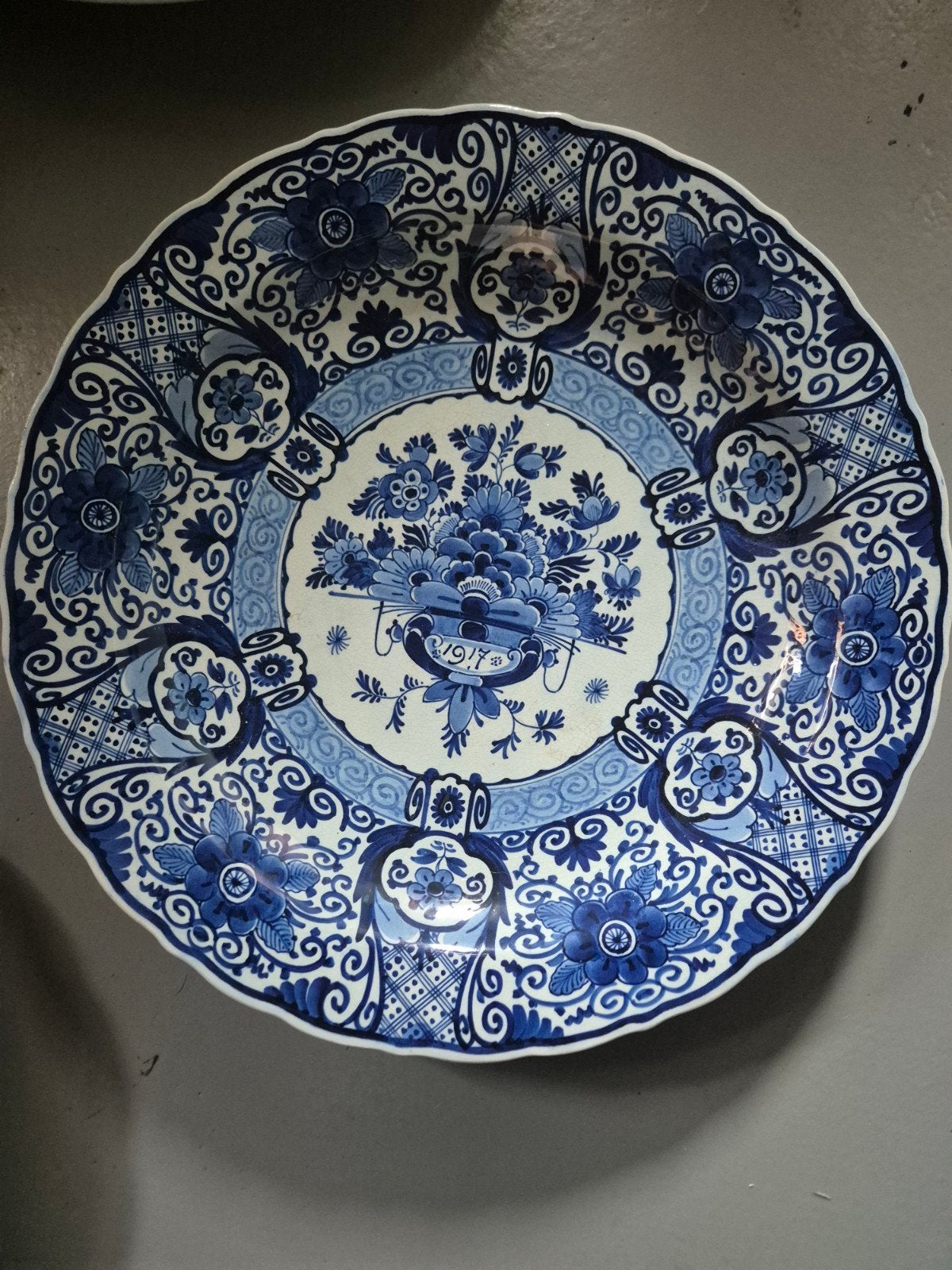 Antiek Delfts Blauw Wandbord - Bloemmotief 1917, Antiek en Kunst, Antiek | Servies los, Ophalen