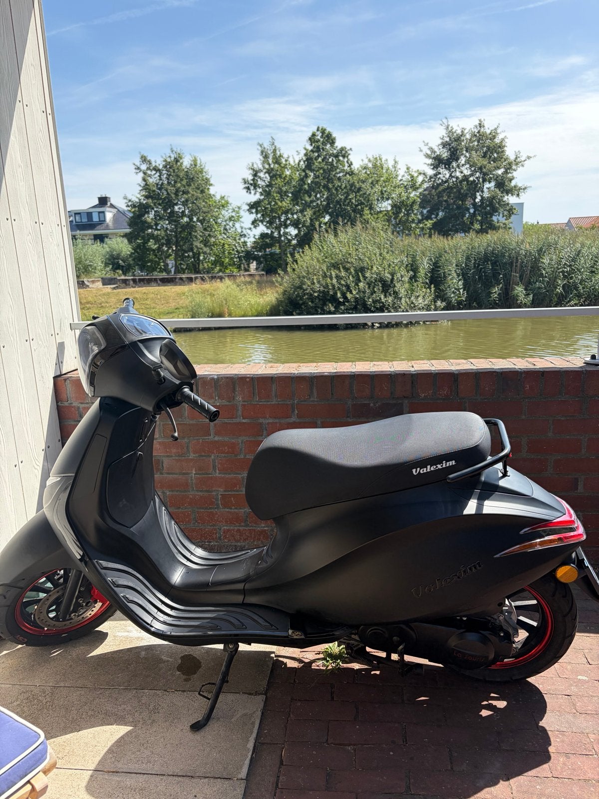 Valexim scooter - Mat zwart, lichte schade 2500km gereden, Ophalen, Gebruikt, Maximaal 25 km/u, Benzine