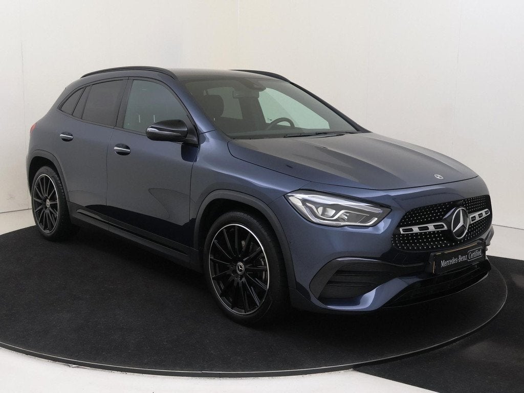 Mercedes-Benz GLA-klasse 180 AMG Line, Auto's, Gebruikt, 4 cilinders, Blauw, Leder en Stof