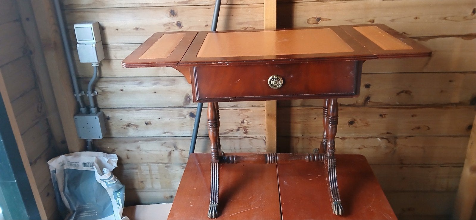Antieke bijzettafel met lederen blad, Ophalen of Verzenden