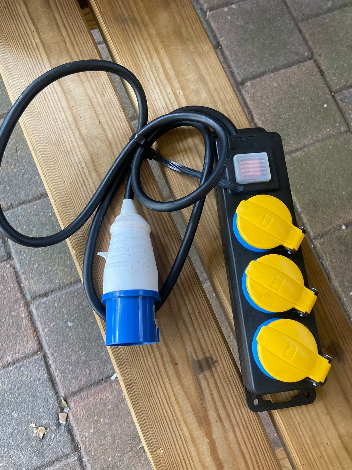 Verdeeldoos met CE stekker ideaal voor op de camping, Ophalen, Zo goed als nieuw