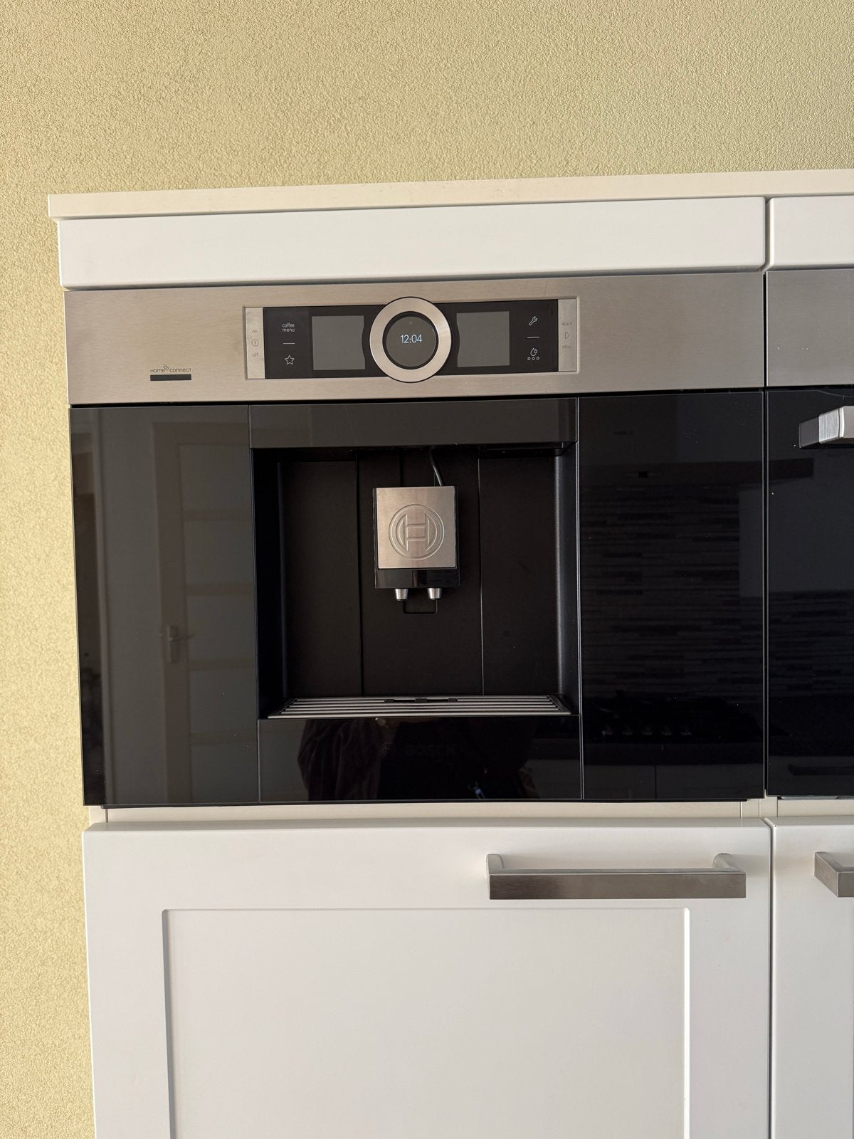 Foto 3 van Moderne witte keuken met Bosch apparatuur