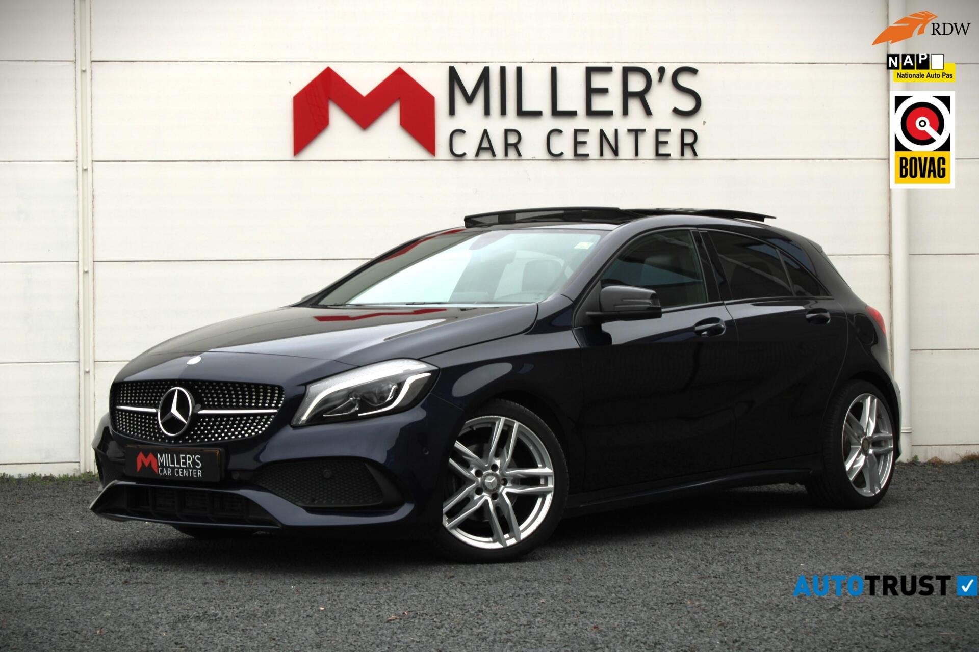 Mercedes A180 AMG Night Edition Harman Kardon Pano Carplay S, Auto's, Gebruikt, 4 cilinders, Blauw, Parkeerassistent
