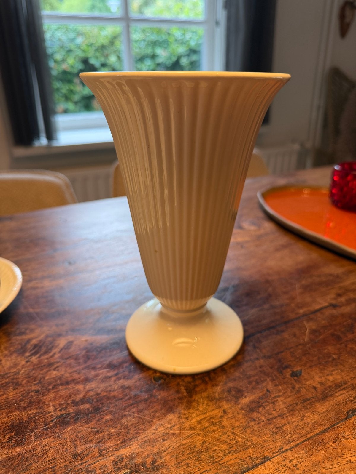 Wedgwood Crèmekleurige vaas met ribbels, Antiek en Kunst, Antiek | Vazen, Ophalen of Verzenden