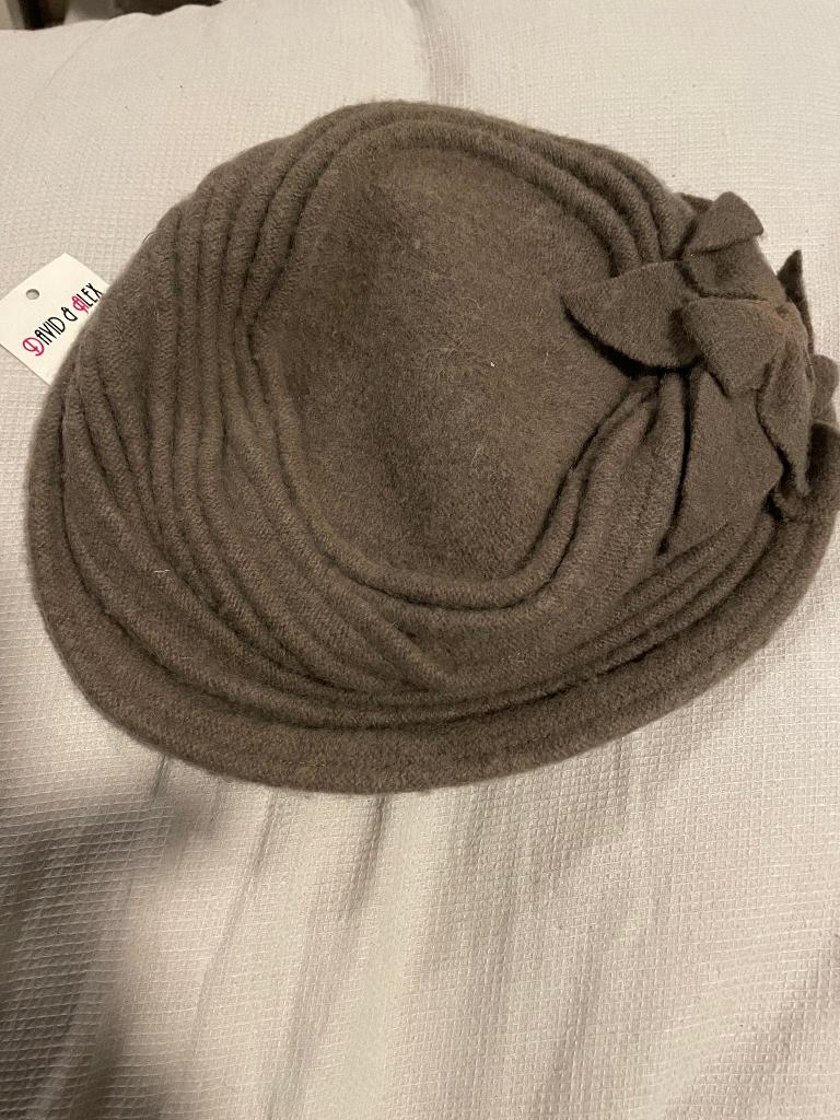 Leuk taupe hoedje David en Alex one size, Zo goed als nieuw, Hoed, David en Alex, One size fits all