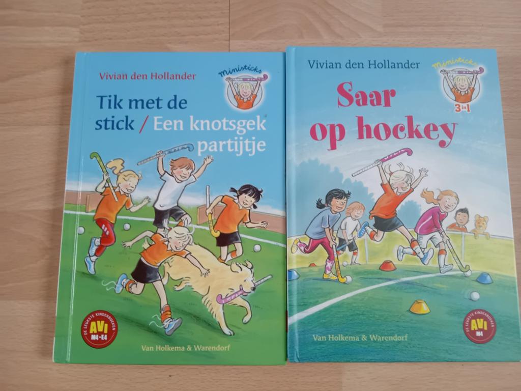 Ministicks: Tik met de stick & Saar op hockey (2 boeken), Ophalen of Verzenden, Zo goed als nieuw, Vivian den Hollander, Fictie algemeen