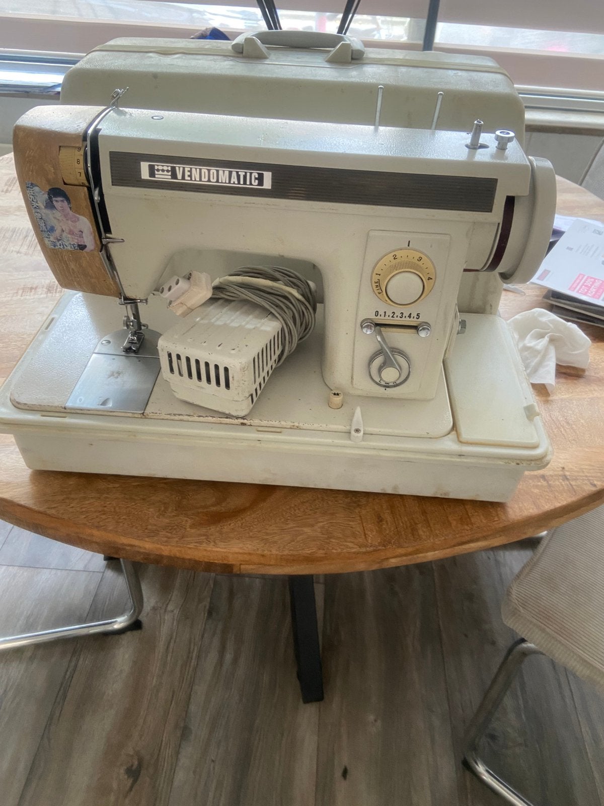 Naaimachine vendomatic, Ophalen