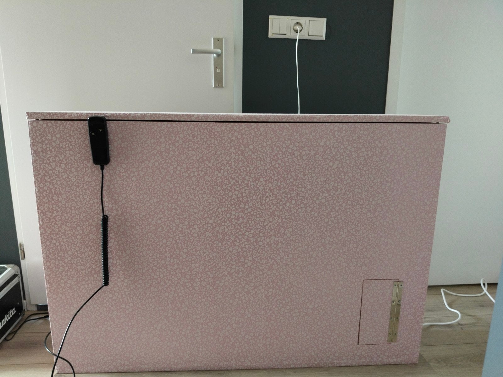 TV lift ingebouwd in houten kast (exclusief TV), Gebruikt, Modern, functioneel, Minder dan 100 cm, 25 tot 50 cm