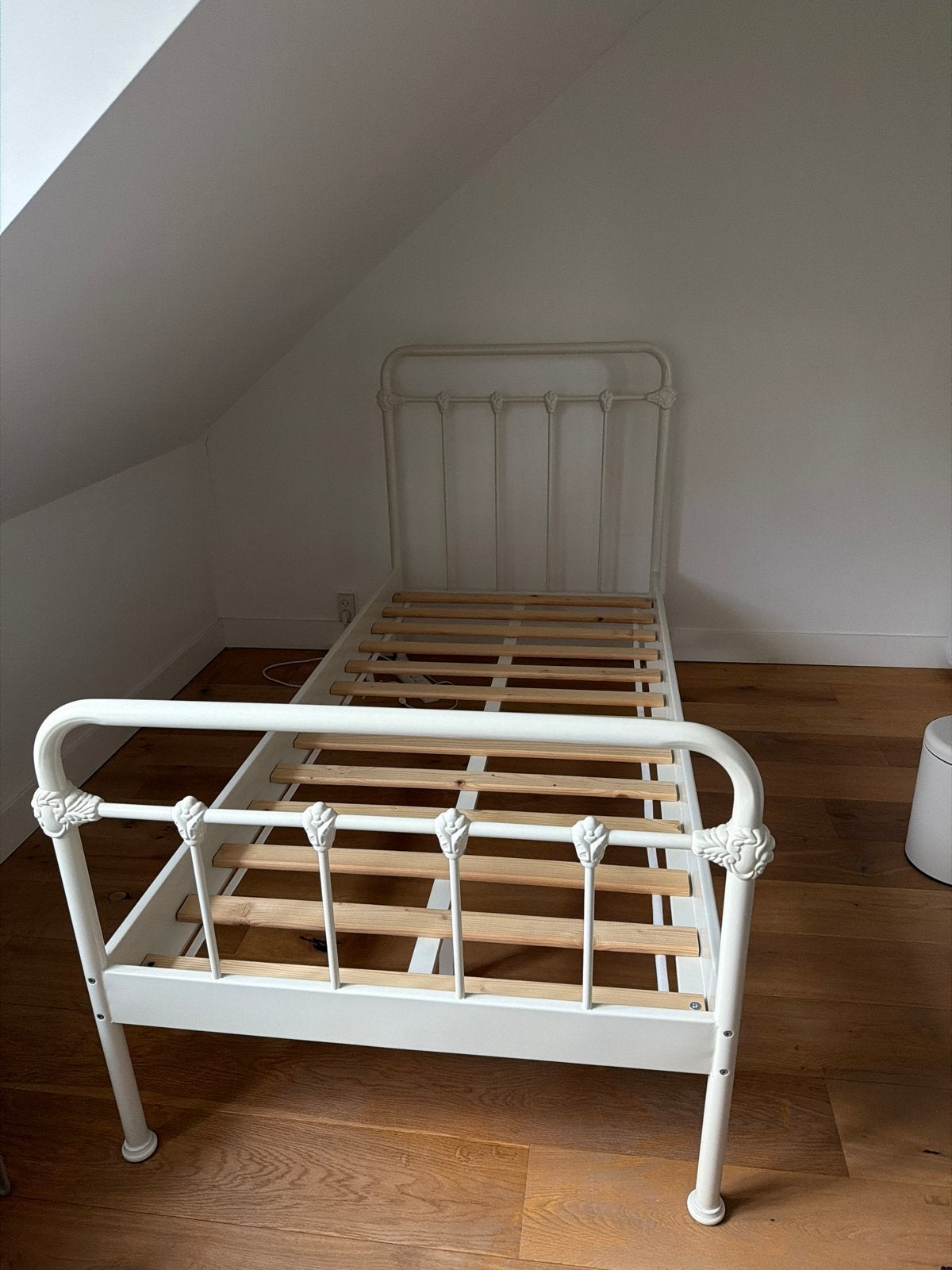 IKEA Eenpersoonsbedframe, wit metaal 2 stuks beschikbaar, Ophalen, Gebruikt, 90 cm, Eenpersoons