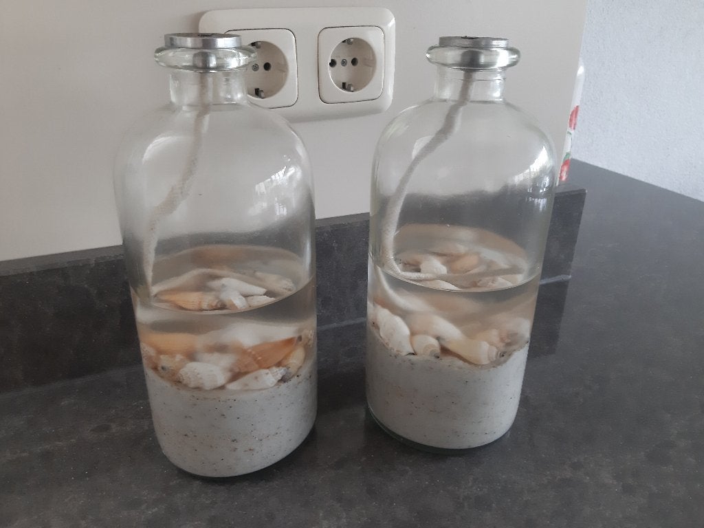 2 grote olie flessen (branders) met zand / schelpen en olie, Ophalen, Zo goed als nieuw, Glas