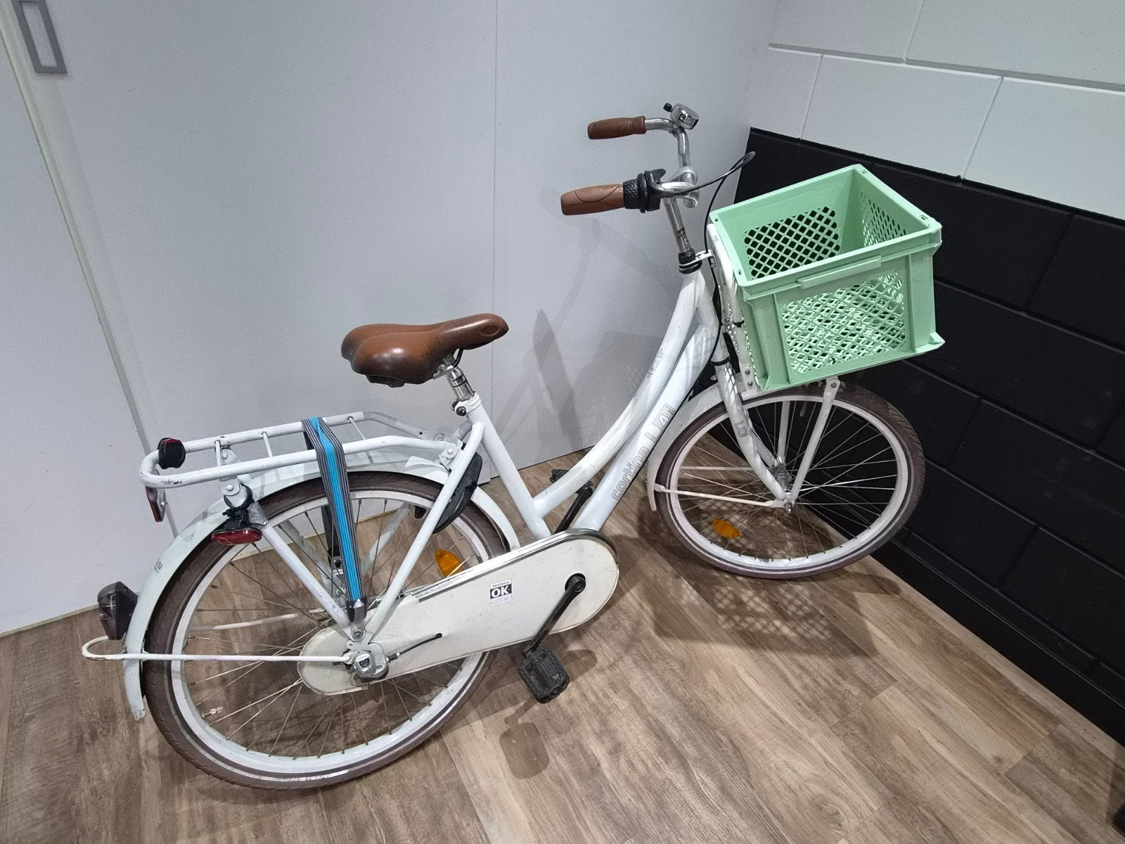 Witte meisjesfiets met voordrager en krat, Terugtraprem, Ophalen, Overige merken, Gebruikt