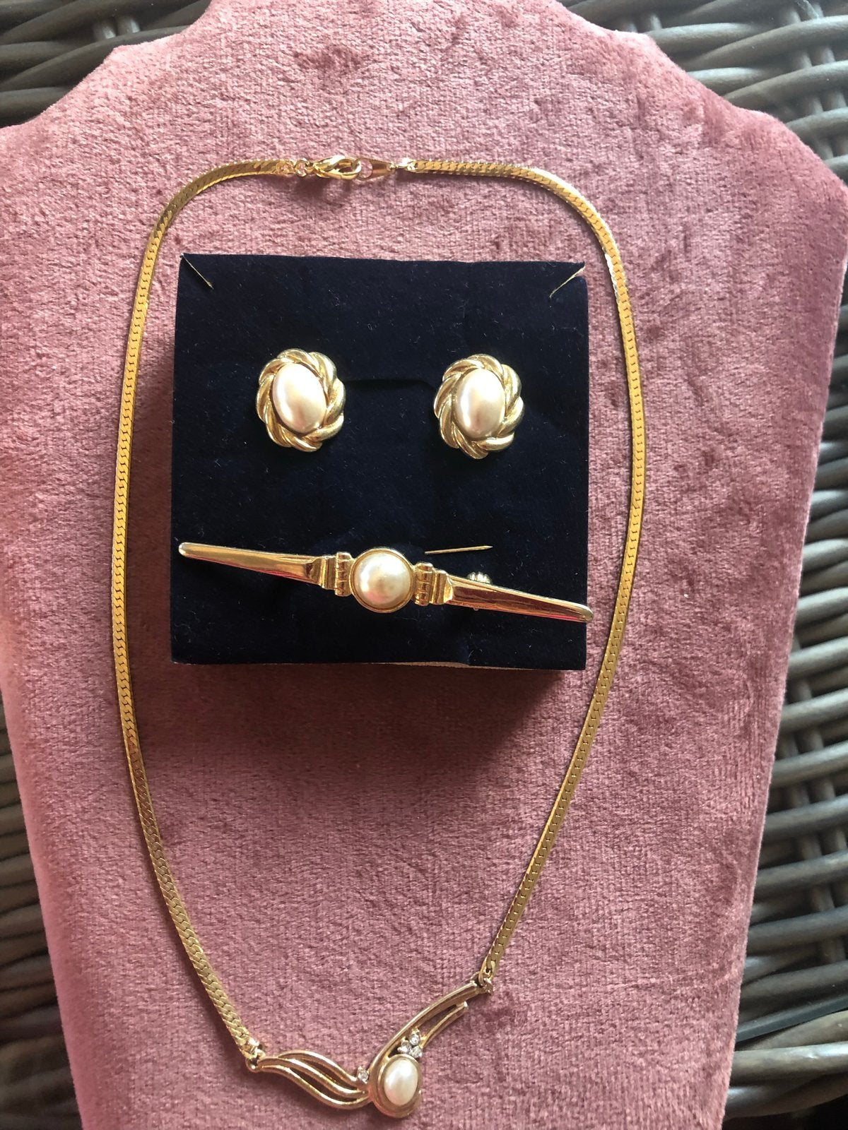 Goudkleurige ketting, oorbellen en broche set met parels, Overige materialen, Met edelsteen, Ophalen of Verzenden, Zo goed als nieuw