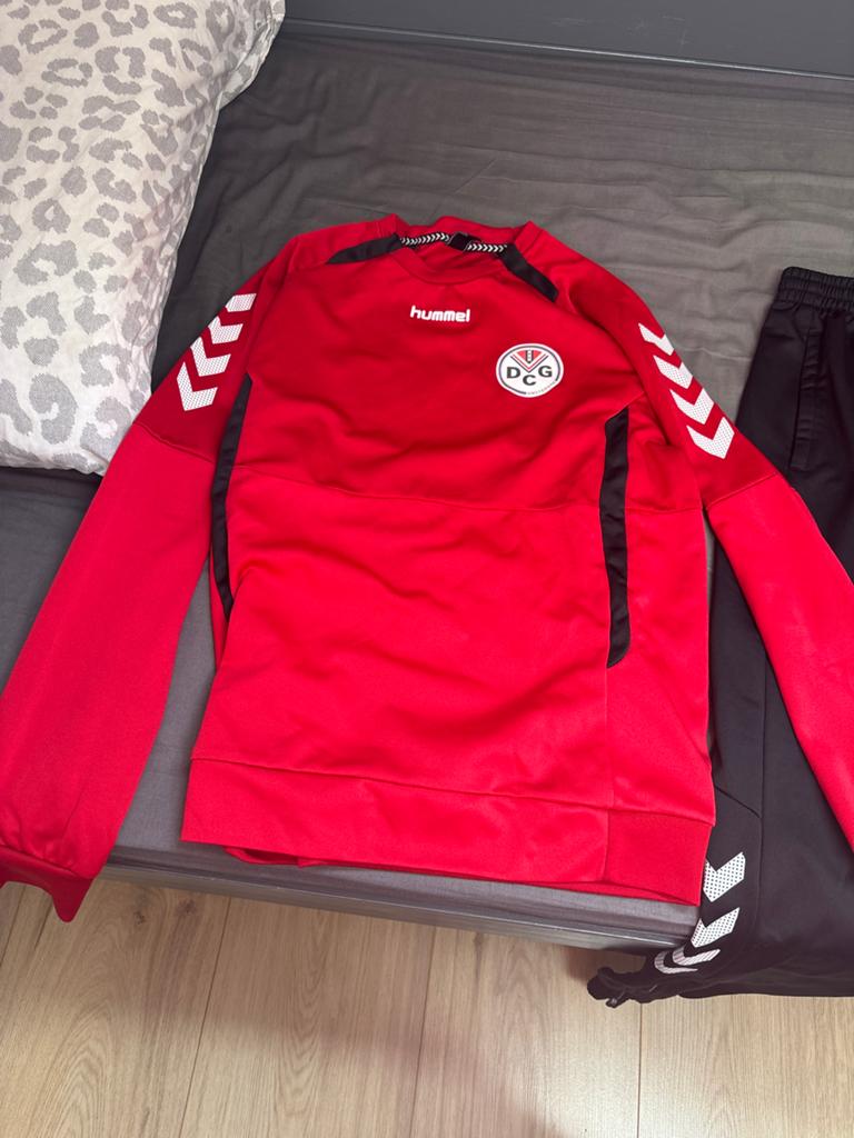 Hummel DCG Trainingspak - Rood/Zwart - Maat M, Ophalen, Maat 48/50 (M), Zo goed als nieuw, Voetbal