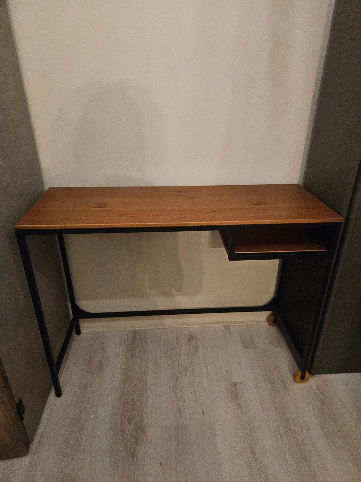 laptoptafel ikea Fjallbo, Huis en Inrichting, Ophalen of Verzenden, Zo goed als nieuw