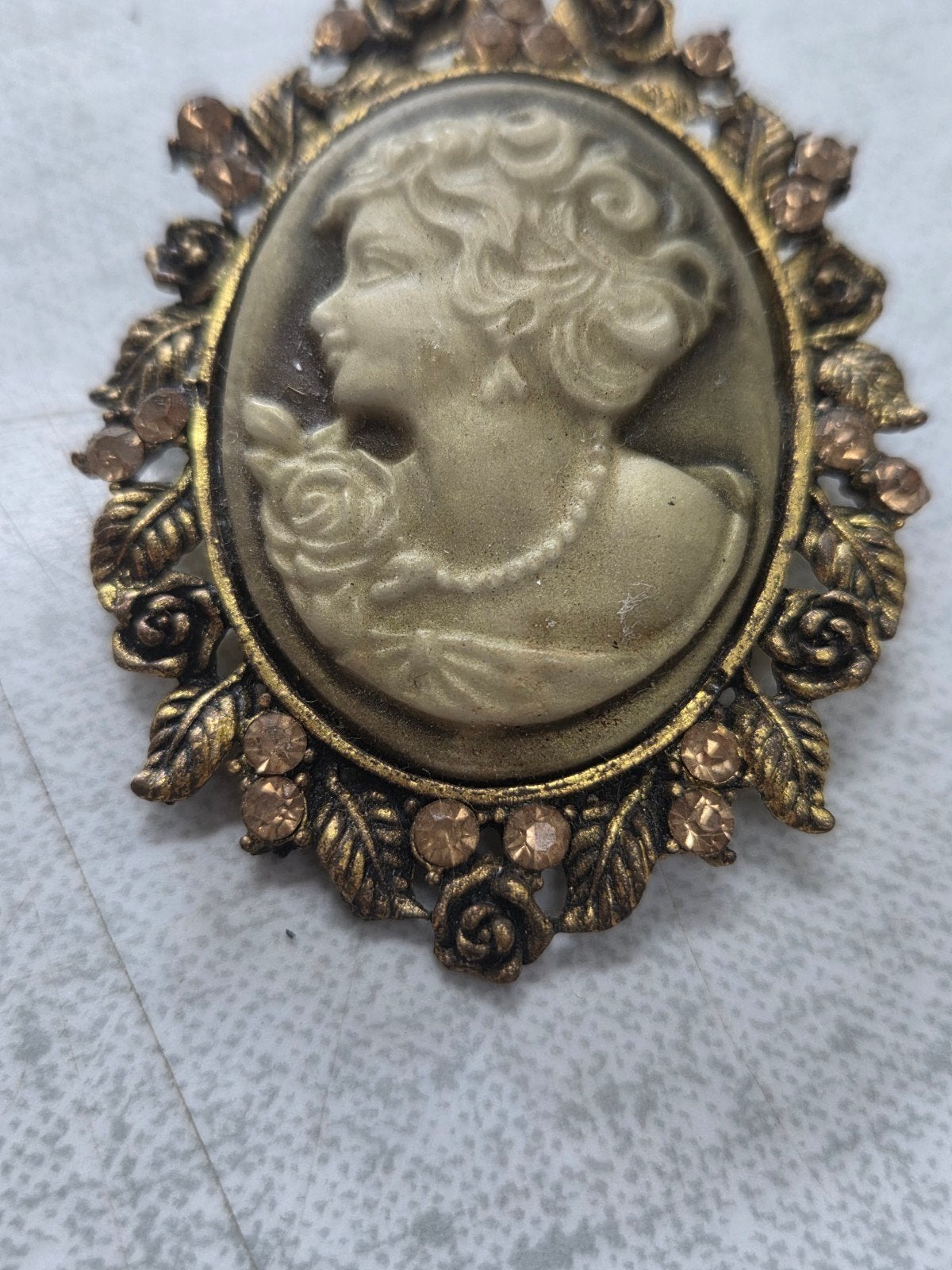 Vintage Camee Broche met Strass en Bloemmotief, Overige materialen, 4 tot 7 cm, Gebruikt, Ophalen of Verzenden