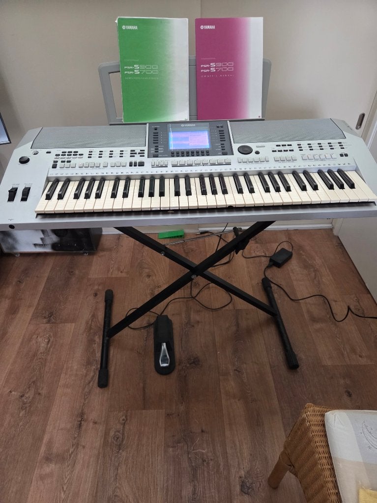 Yamaha PSR-S700 keyboard