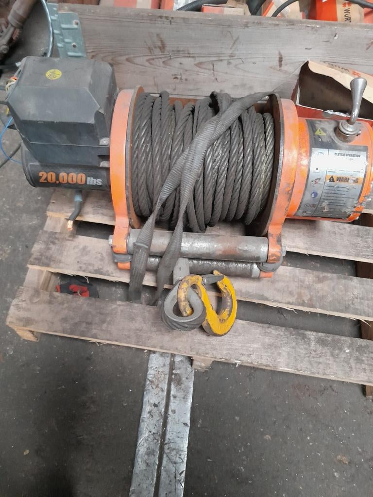 9 ton lier 24V met afstandsbediening, Doe-het-zelf en Verbouw, Lieren en Takels, Ophalen, Zo goed als nieuw, Elektrisch