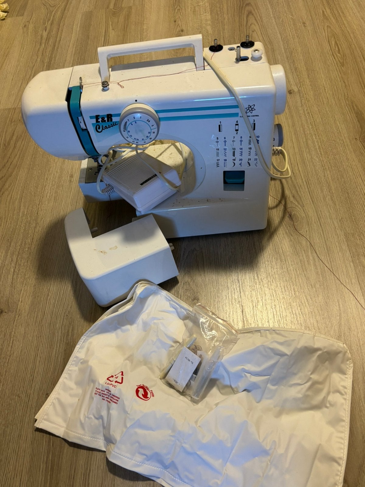 E&R Classic naaimachine KPN2000 | 21 steken | Compleet, Ophalen of Verzenden, Zo goed als nieuw, Naaimachine, Overige merken