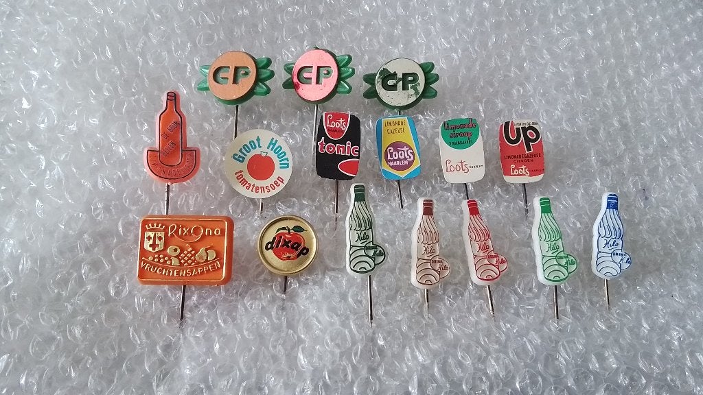 16 verschillende speldjes frisdranken en sapjes, Ophalen of Verzenden, Zo goed als nieuw, Overige onderwerpen