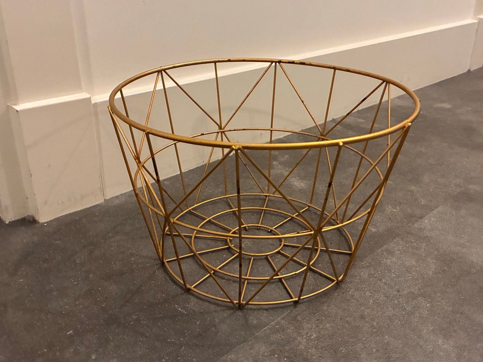 Gouden metalen mand - decoratief en veelzijdig, Gebruikt, Mand, Rond, Ophalen of Verzenden