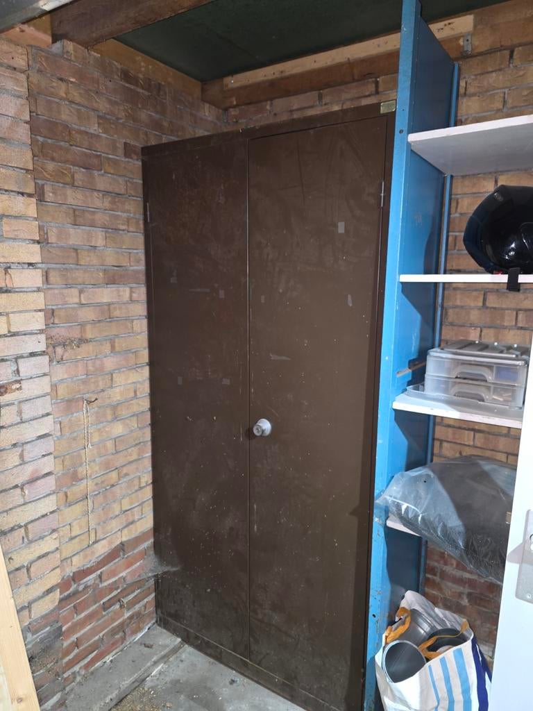 Stalen kast, Ophalen