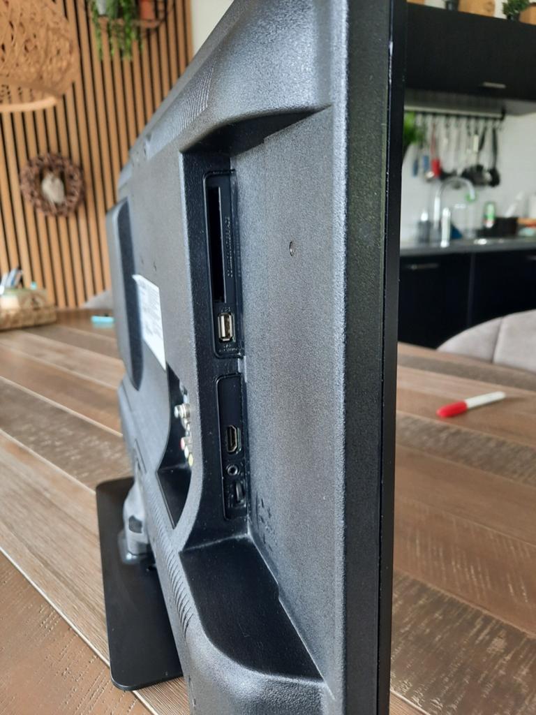 24 inch Salora TV zwart super geschikt voor op de camping., Audio, Tv en Foto, Afstandsbedieningen, Ophalen of Verzenden, Zo goed als nieuw