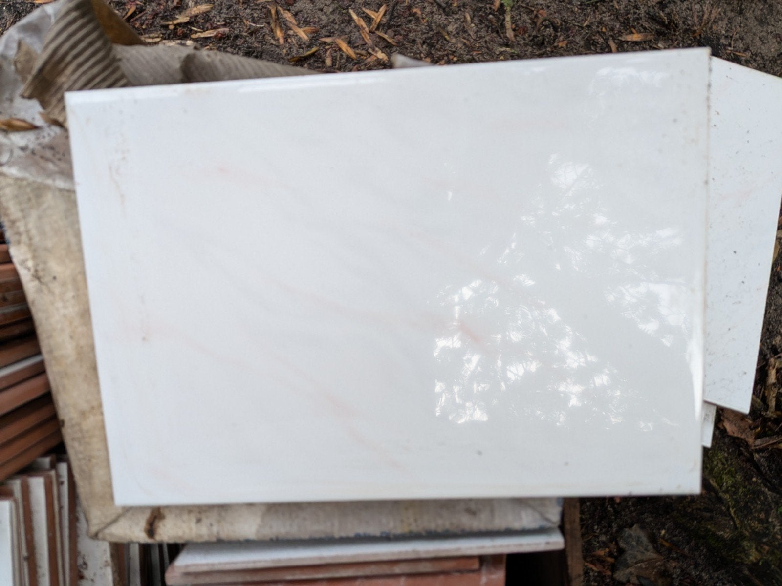 2,5 m2 Witte wandtegels - gratis, Ophalen, Zo goed als nieuw, 20 tot 40 cm, Minder dan 5 m²