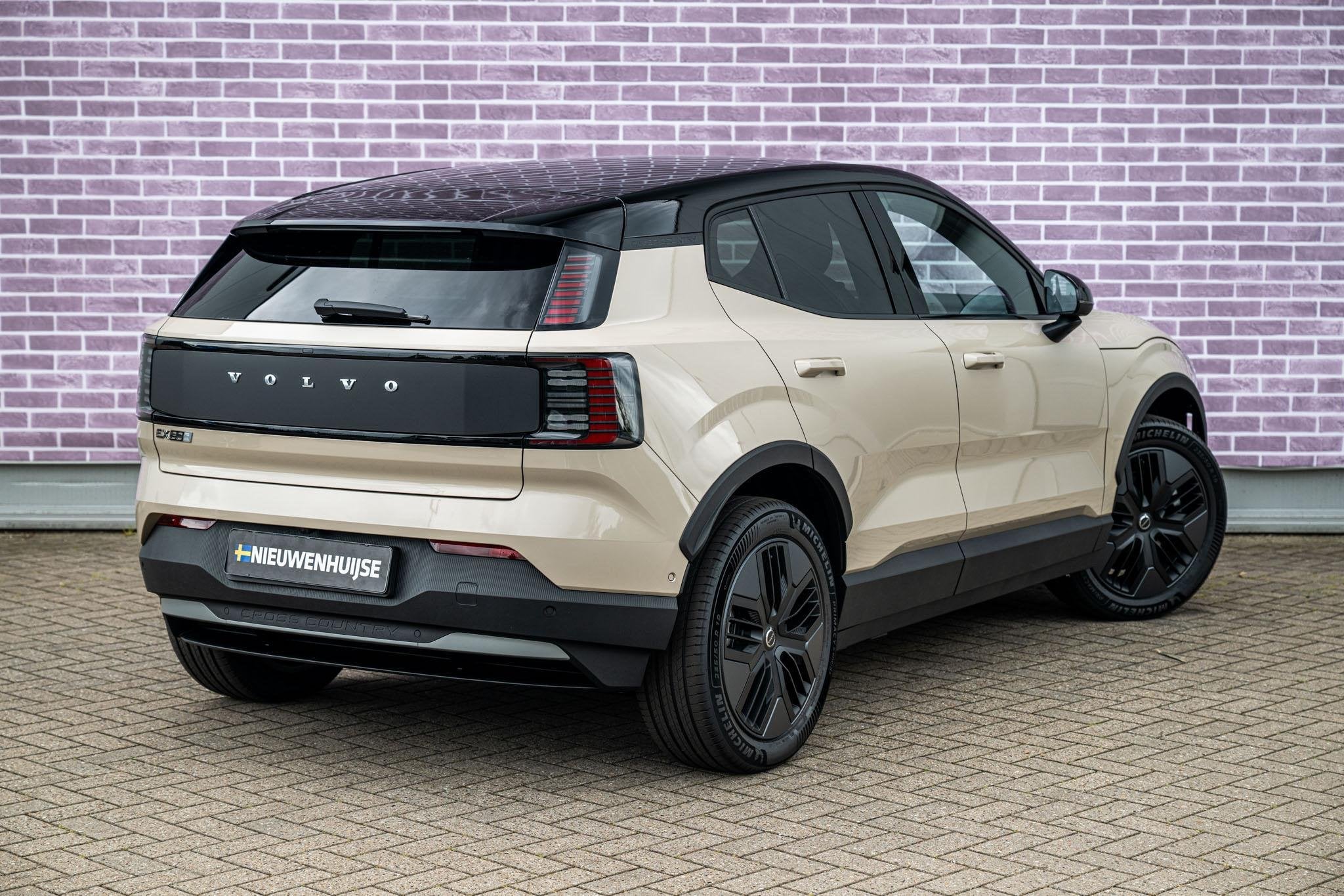 Volvo EX30 Cross Country P5 Long Range Plus Europa | Google, 12 maanden, Achterwielaandrijving, Leder en Stof, Origineel Nederlands
