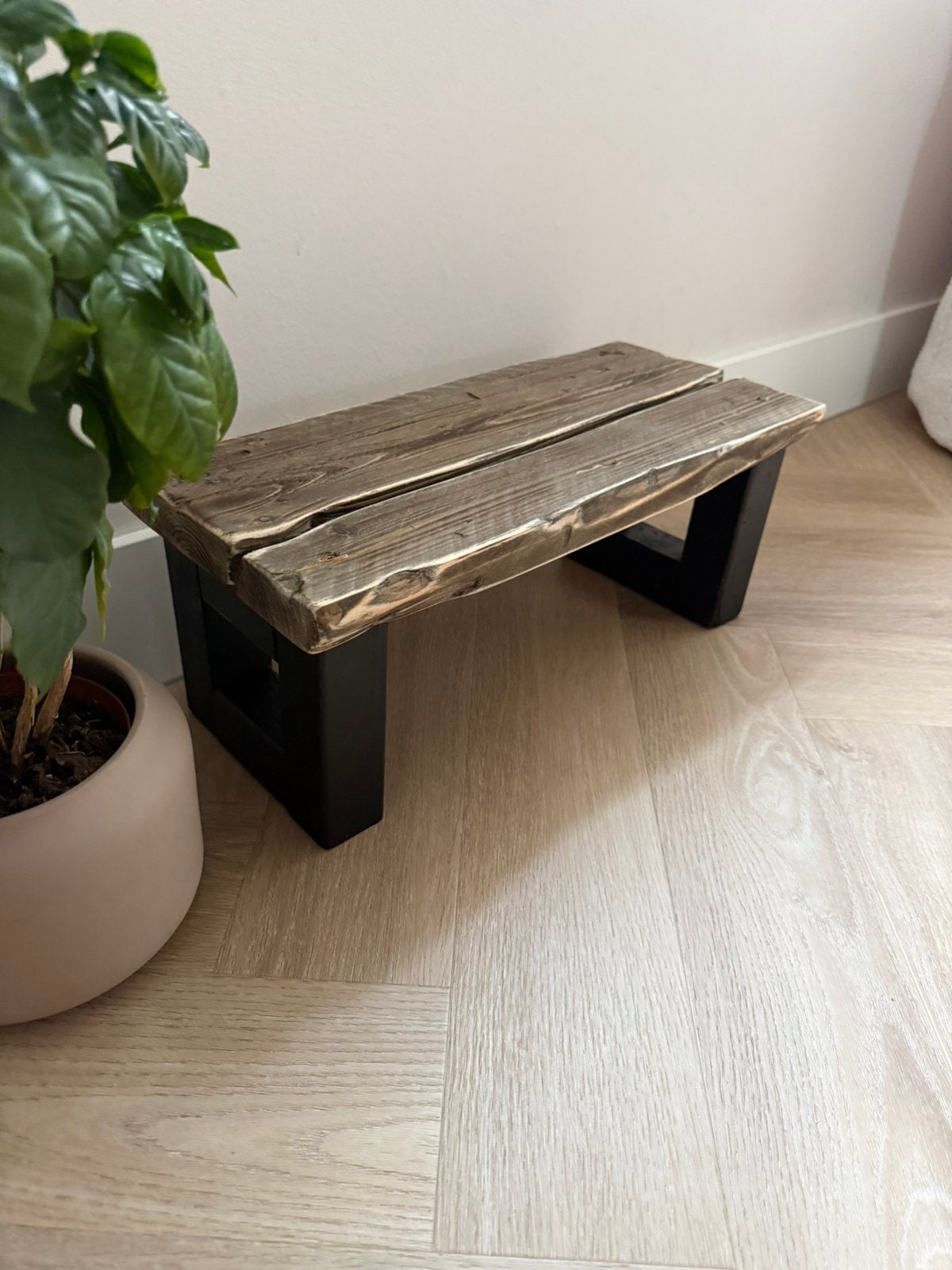 Nieuw handhemaakt vensterbank bankje van hout. 45x20x18, Ophalen of Verzenden, Nieuw, Hout