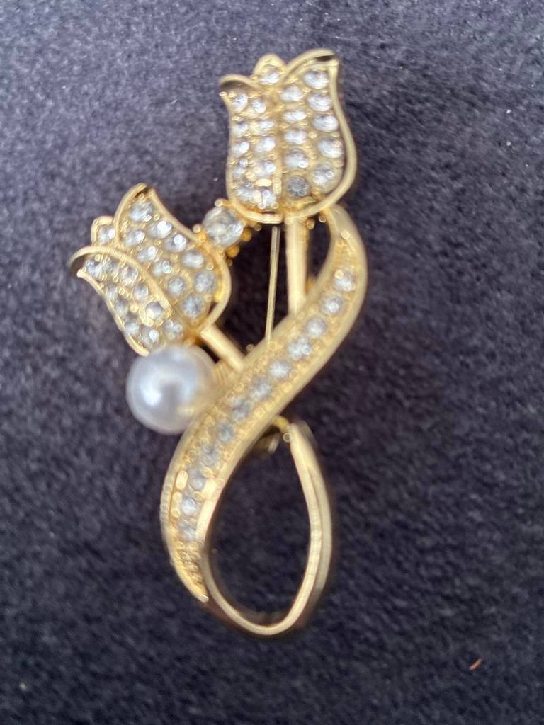 Elegante broche met tulpen, strass en parel, Overige materialen, 4 tot 7 cm, Ophalen of Verzenden, Zo goed als nieuw