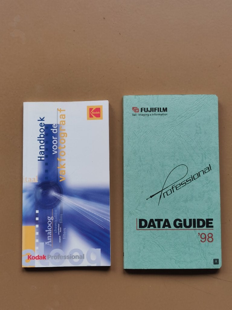 KODAK en FUGIFILM Handboek voor de vak-fotograaf zie fotos, Ophalen of Verzenden, Nieuw, Kodak, Overig typen