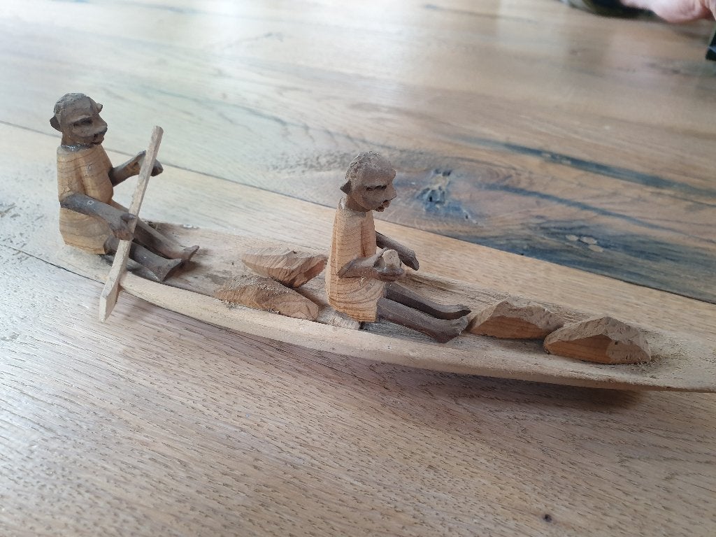 Handgesneden houten pirogue sculptuur, Antiek en Kunst, Overige onderwerpen, Houtsnijwerk, Ophalen of Verzenden, 20 - 50 cm