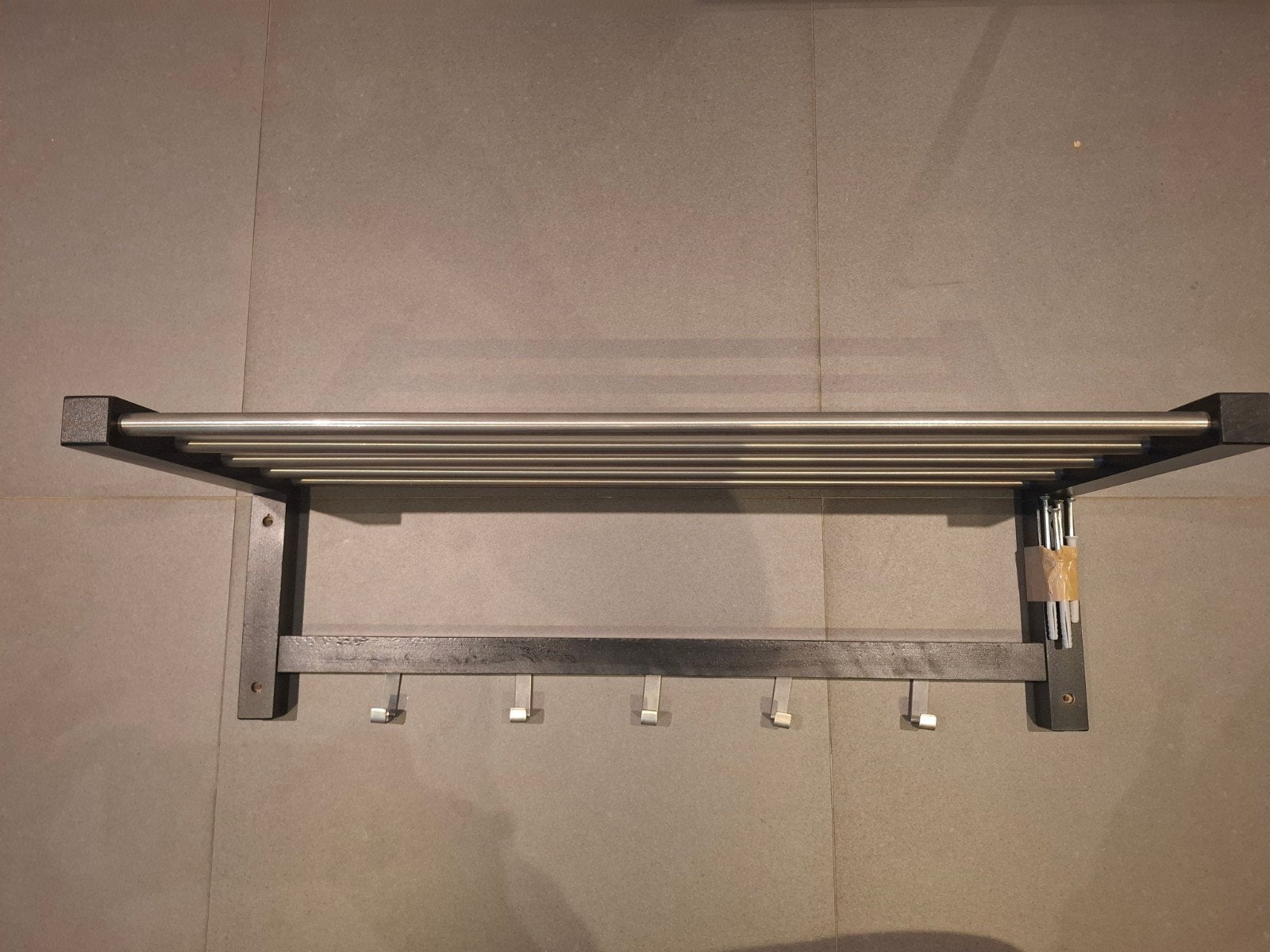 IKEA TJUSIG Wandkapstok - Zwart met RVS stangen, Huis en Inrichting, Gebruikt, Minder dan 100 cm, Hout, Ophalen